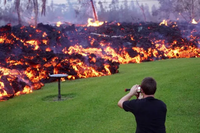 10+ Potret Mengerikan Erupsi Lava di Hawaii. Bayangin Kalau di Kompleks Rumahmu Terjadi Kayak Begini 13