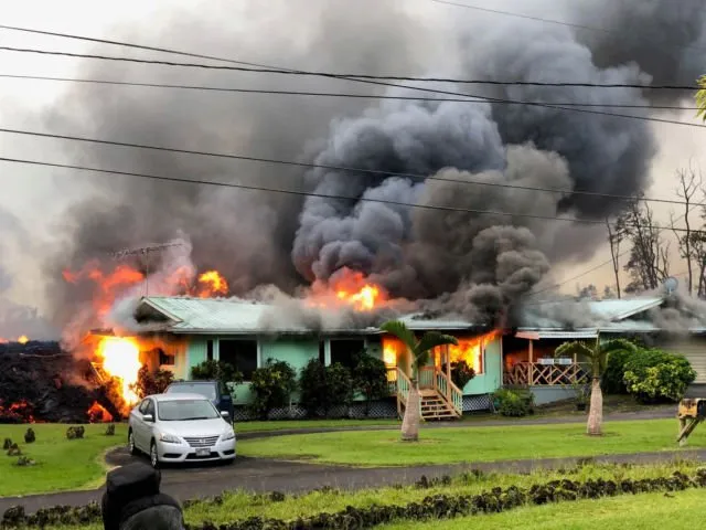 10+ Potret Mengerikan Erupsi Lava di Hawaii. Bayangin Kalau di Kompleks Rumahmu Terjadi Kayak Begini 15