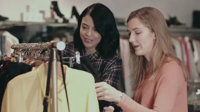 Pengen Tahu Karaktermu yang Asli? Cara Membeli Baju Baru buat Lebaran Bisa Kamu Jadikan Patokan Lho 8
