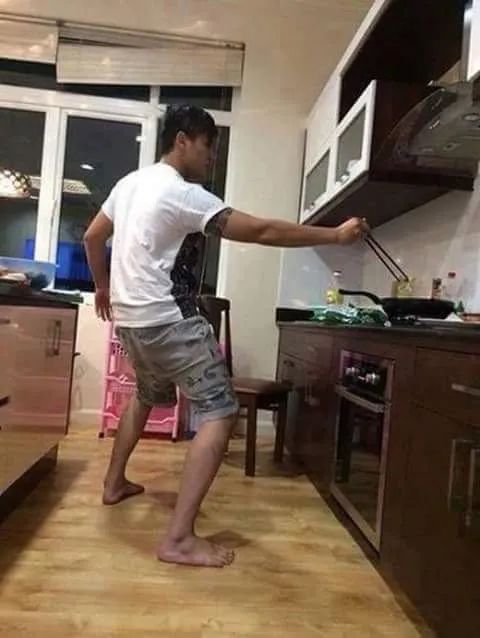 Kocak Abis, 11+ Foto Cowok Memasak ini Memang Bikin Greget. Takut Banget Kena Minyak Panas, Bang? 17