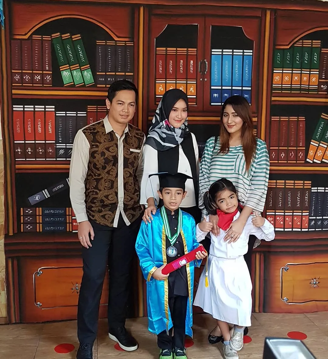 Salut! Meski Sudah Bercerai, 9 Mantan Pasangan Artis ini Tetap Hadir Bersama di Acara Wisuda sang Anak 13