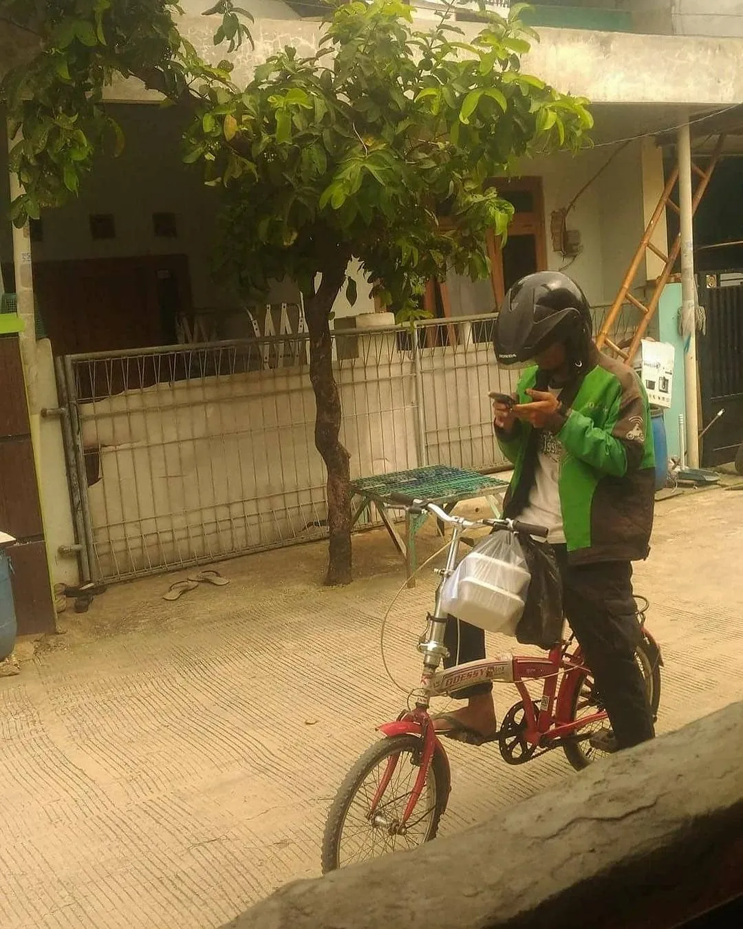 Antar Orderan Pakai Sepeda, Cerita Abang Ojol Satu Ini Berhasil Bikin Mewek Warganet 4