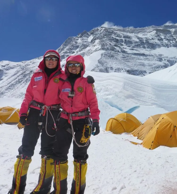 Dua Srikandi Indonesia Baru Saja Menjejakkan Kaki di Puncak Everest. Indonesia Patut Berbangga! 6