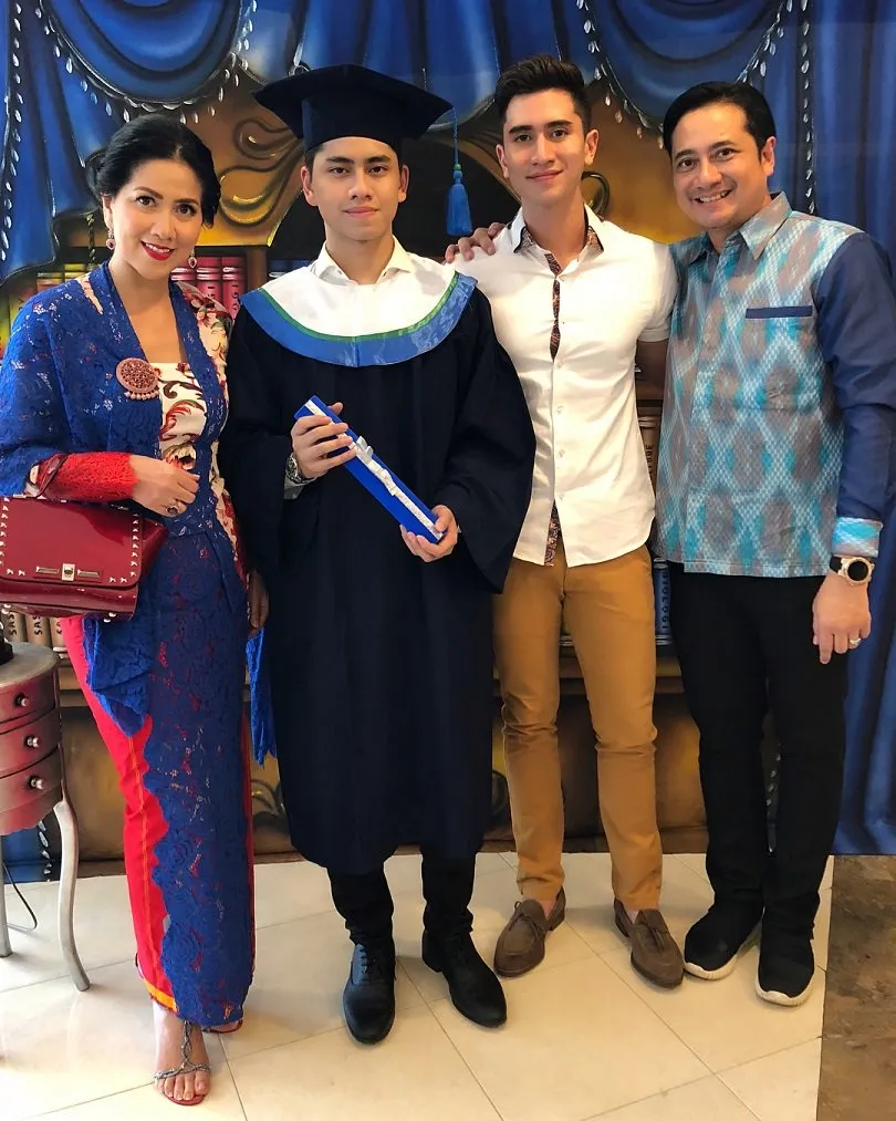 Salut! Meski Sudah Bercerai, 9 Mantan Pasangan Artis ini Tetap Hadir Bersama di Acara Wisuda sang Anak 10