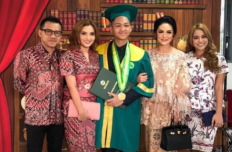 Salut! Meski Sudah Bercerai, 9 Mantan Pasangan Artis ini Tetap Hadir Bersama di Acara Wisuda sang Anak