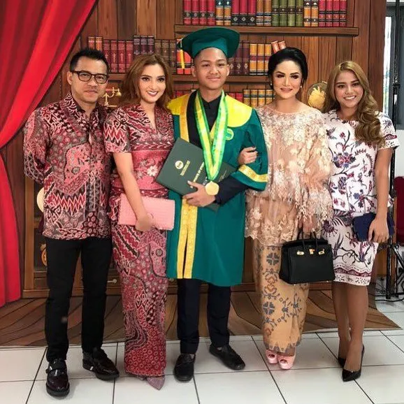 Salut! Meski Sudah Bercerai, 9 Mantan Pasangan Artis ini Tetap Hadir Bersama di Acara Wisuda sang Anak 11