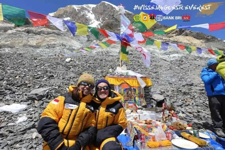 Dua Srikandi Indonesia Baru Saja Menjejakkan Kaki di Puncak Everest. Indonesia Patut Berbangga! 4