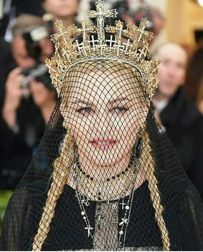 10 Hiasan Rambut Terfenomenal di Ajang Bergengsi Met Gala 2018. Yang Mana Nih, Favoritmu? 17
