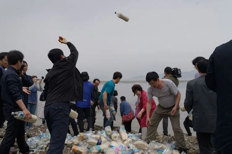 Bukan Kode Rahasia atau Alat Canggih, Begini Cara Kirim Pesan ke Korea Utara. Pakai Botol Plastik! 4