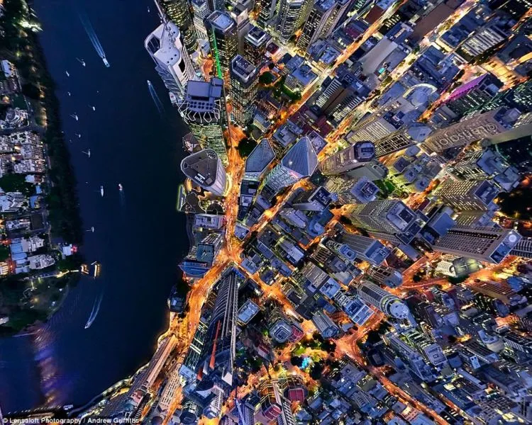 Fotografer Ini Memotret Wajah Kota Metropolitan dari Atas Helikopter. Hasilnya Menakjubkan! 13