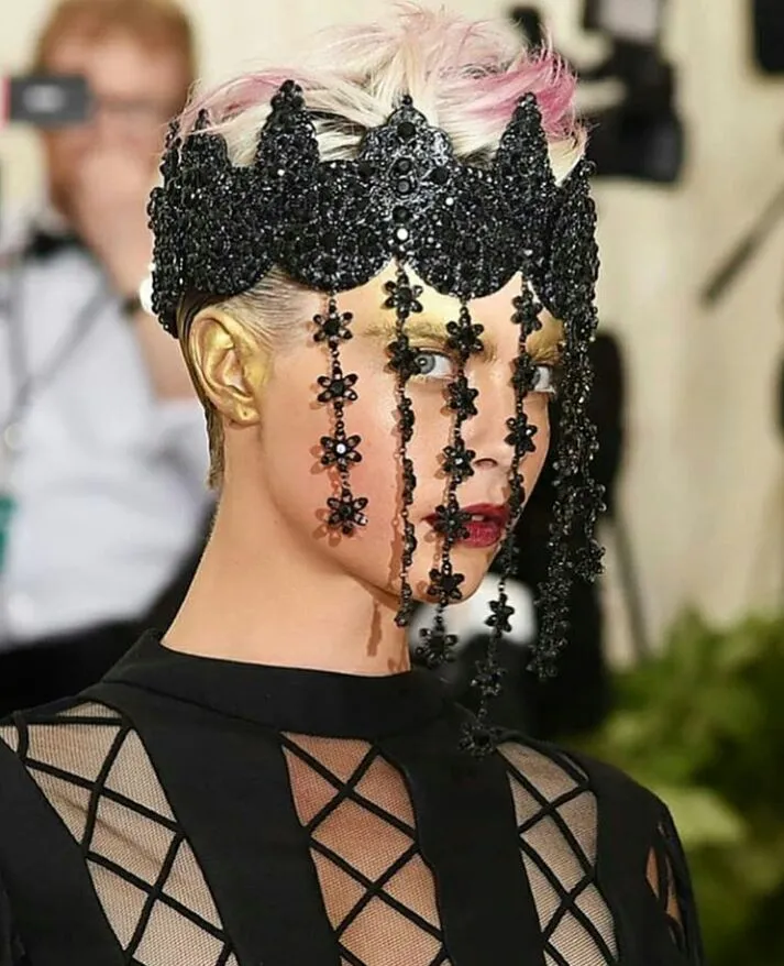 10 Hiasan Rambut Terfenomenal di Ajang Bergengsi Met Gala 2018. Yang Mana Nih, Favoritmu? 21