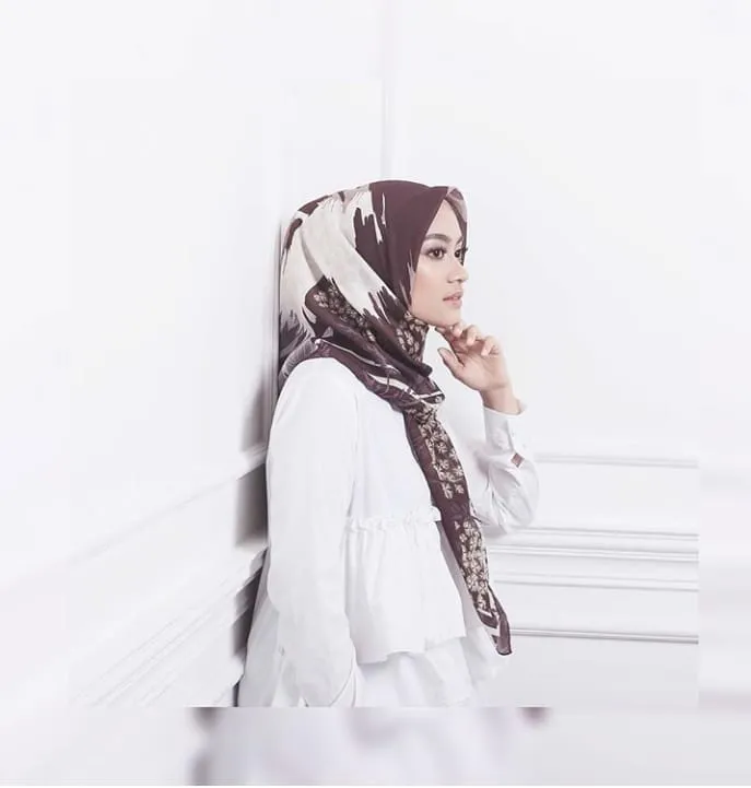13+ Inspirasi Busana Hijab Simpel Minimalis Ala Ayudia Bing Slamet. Cocok Buatmu yang Anti Ribet 27