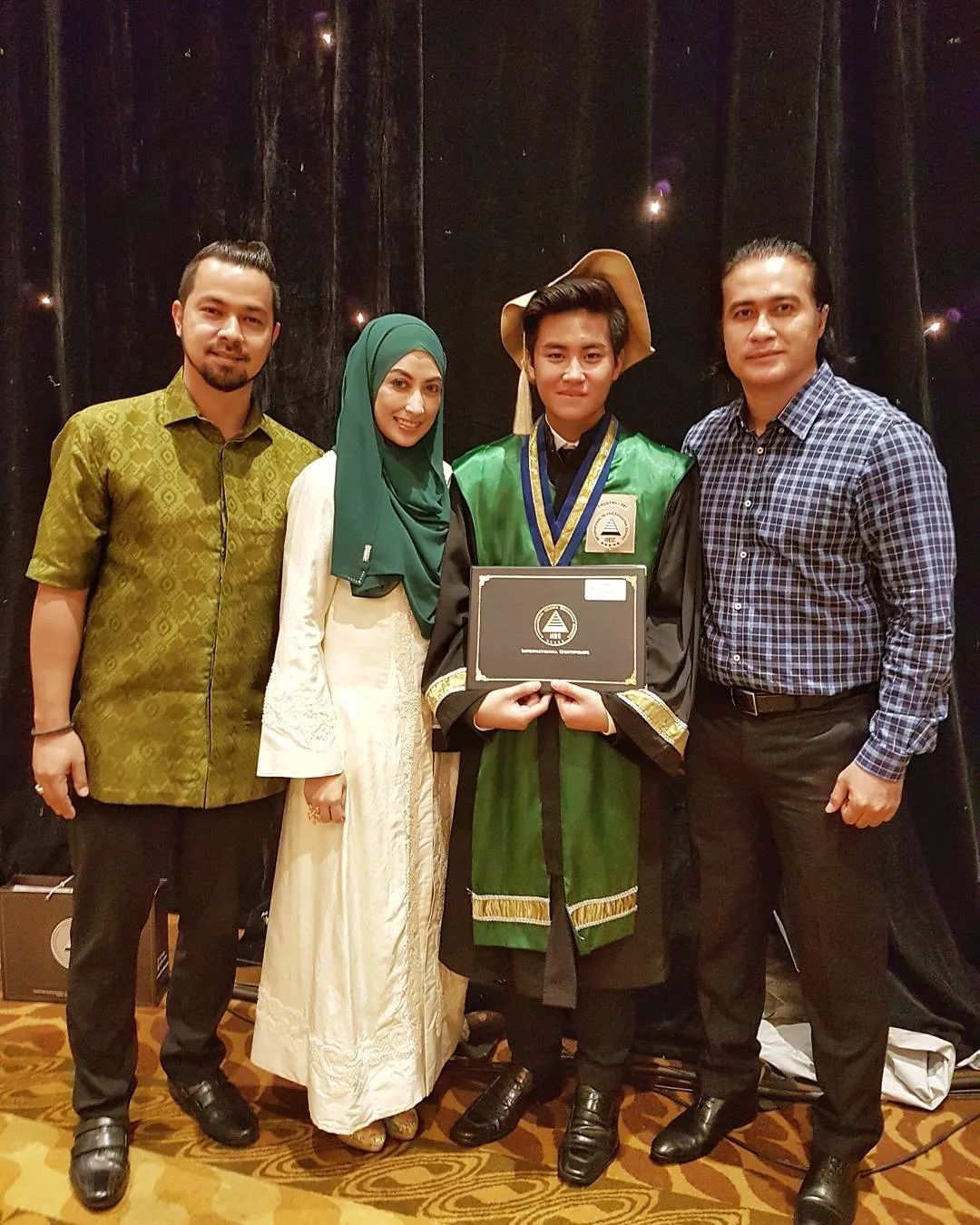 Salut! Meski Sudah Bercerai, 9 Mantan Pasangan Artis ini Tetap Hadir Bersama di Acara Wisuda sang Anak 16