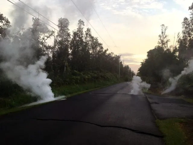 10+ Potret Mengerikan Erupsi Lava di Hawaii. Bayangin Kalau di Kompleks Rumahmu Terjadi Kayak Begini 12