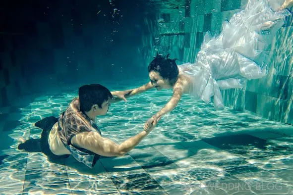 10+ Inspirasi Foto Pre-Wedding Cantik nan Artistik di Bawah Air. Susah, Tapi Hasilnya Bikin Puas 13