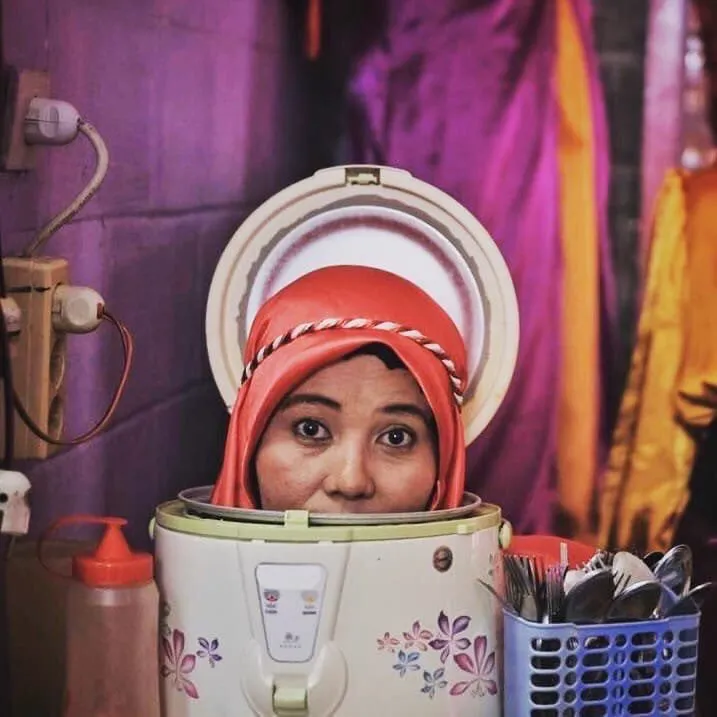 Akhirnya Terungkap Cara Ibu Kasidah ini Memasukkan Kepalanya dalam Rice Cooker. Kelewat Kreatif! 4