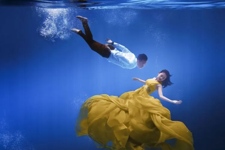 10+ Inspirasi Foto Pre-Wedding Cantik nan Artistik di Bawah Air. Susah, Tapi Hasilnya Bikin Puas 16