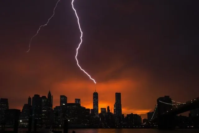 12 Pemandangan Spektakuler Ketika Pencakar Langit Tersambar Petir. Indah tapi Menyeramkan 14