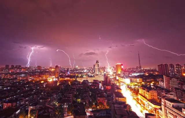 12 Pemandangan Spektakuler Ketika Pencakar Langit Tersambar Petir. Indah tapi Menyeramkan 16