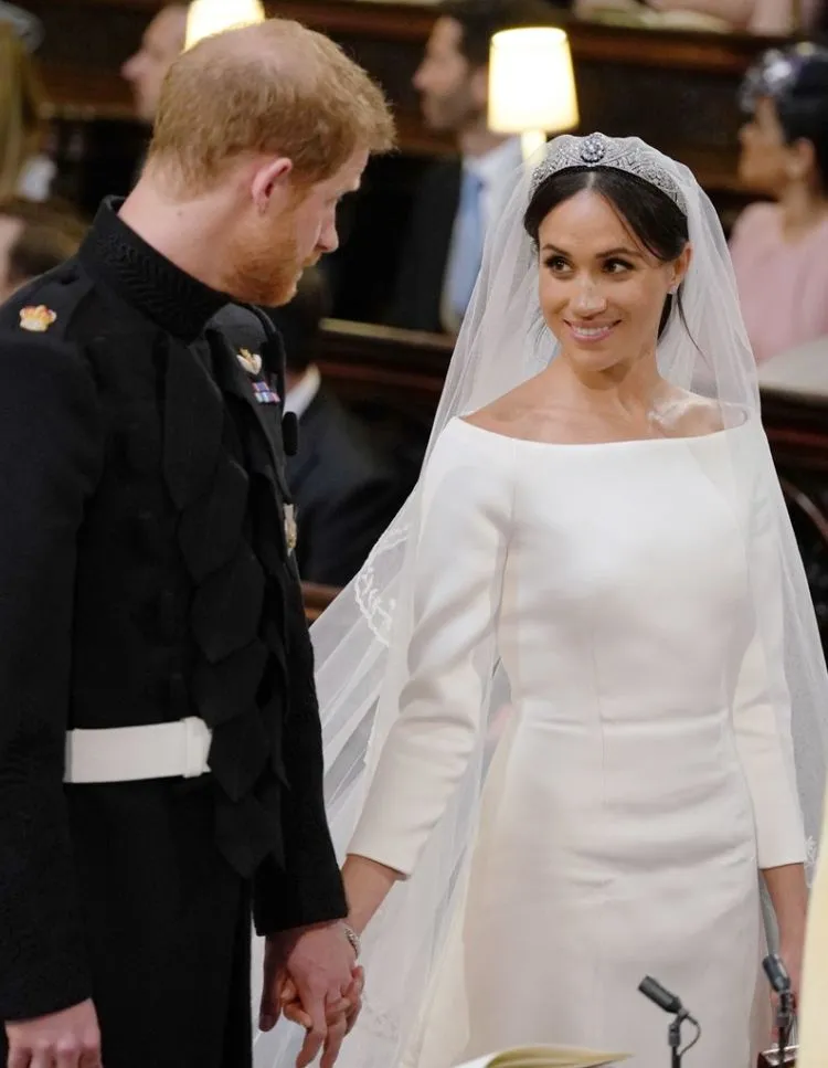 6 Fakta Menarik Seputar Fesyen dan Gaya Memukau Meghan Markle di Hari Pernikahannya yang Penuh Haru 9