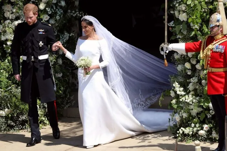 6 Fakta Menarik Seputar Fesyen dan Gaya Memukau Meghan Markle di Hari Pernikahannya yang Penuh Haru 7
