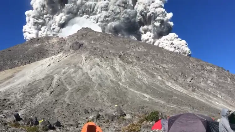 Ngerinya Jadi Pendaki Ini, Bikin Video Saat Berada Tak Jauh dari Letusan Merapi Tadi Pagi! 4
