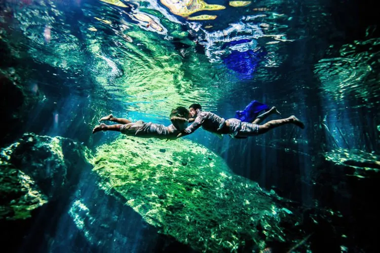 10+ Inspirasi Foto Pre-Wedding Cantik nan Artistik di Bawah Air. Susah, Tapi Hasilnya Bikin Puas 17