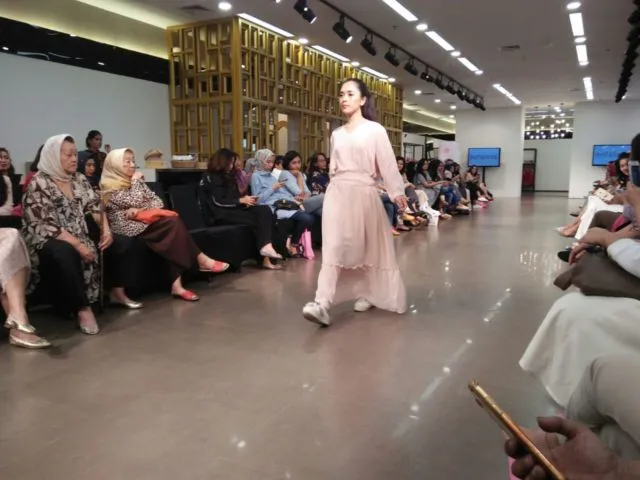 Intip 9 Label Lokal Ini Pamerkan Gaya Busana Andalannya dalam Trunk Show Social Fashion Darling 14