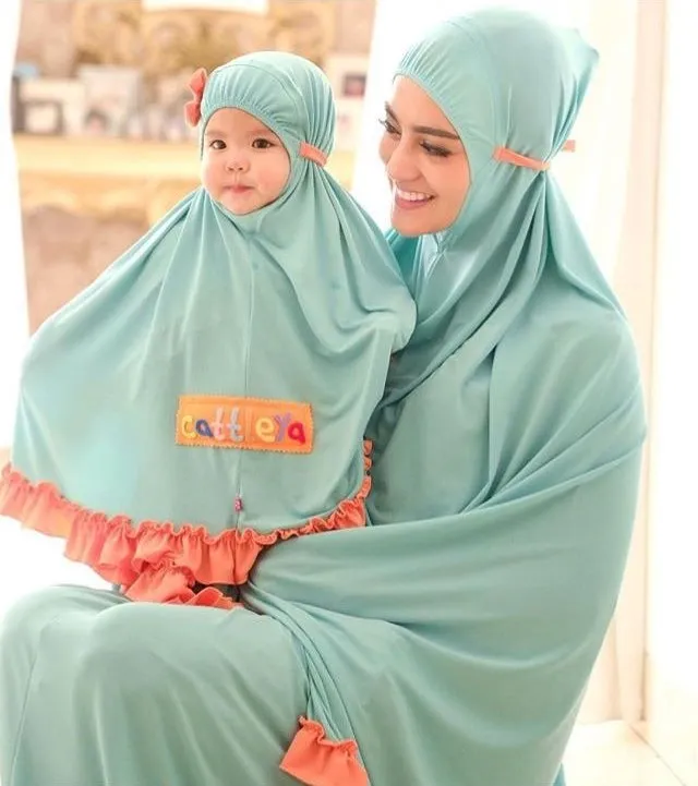 Gemasnya 11+ Anak Artis ini Saat Dipakaikan Kerudung. Sudah Siap-Siap ke Mesjid Nih Sepertinya 18