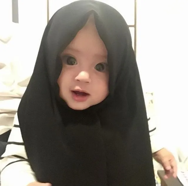 Gemasnya 11+ Anak Artis ini Saat Dipakaikan Kerudung. Sudah Siap-Siap ke Mesjid Nih Sepertinya 17