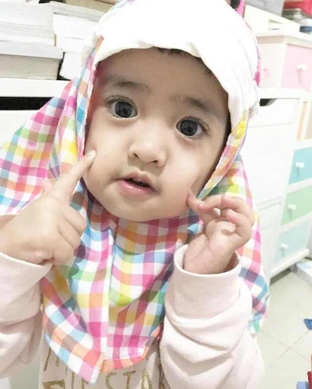 Gemasnya 11+ Anak Artis ini Saat Dipakaikan Kerudung. Sudah Siap-Siap ke Mesjid Nih Sepertinya 23