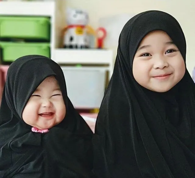 Gemasnya 11+ Anak Artis ini Saat Dipakaikan Kerudung. Sudah Siap-Siap ke Mesjid Nih Sepertinya 22