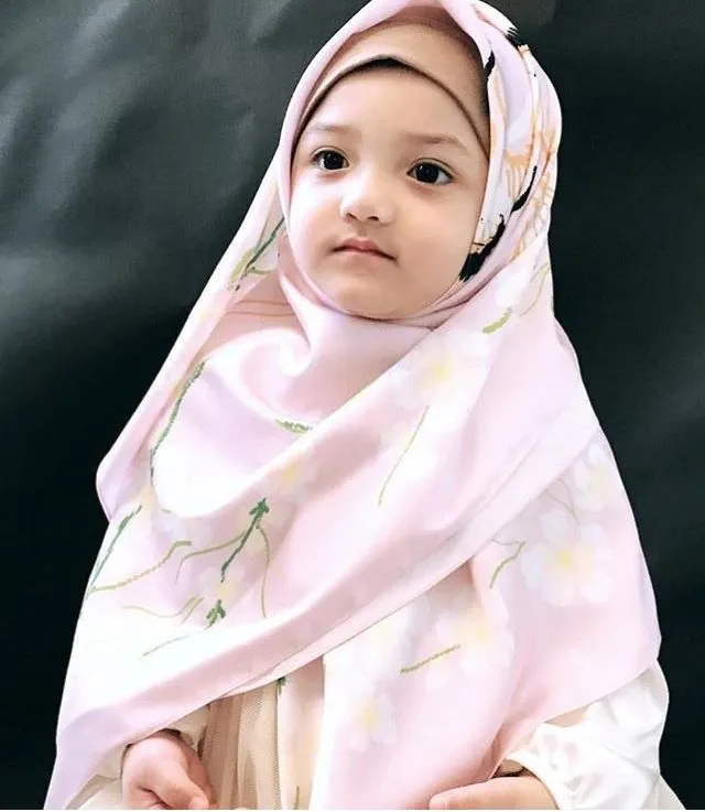 Gemasnya 11+ Anak Artis ini Saat Dipakaikan Kerudung. Sudah Siap-Siap ke Mesjid Nih Sepertinya 15