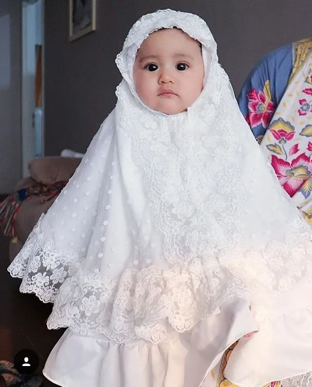 Gemasnya 11+ Anak Artis ini Saat Dipakaikan Kerudung. Sudah Siap-Siap ke Mesjid Nih Sepertinya 14