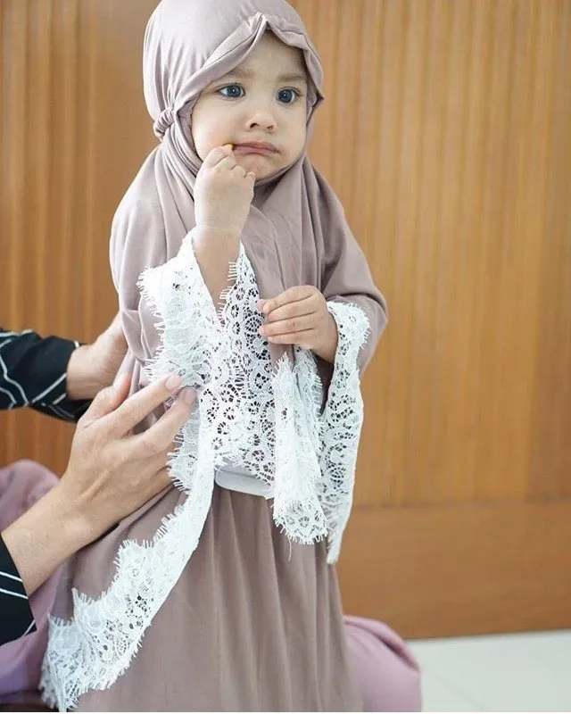 Gemasnya 11+ Anak Artis ini Saat Dipakaikan Kerudung. Sudah Siap-Siap ke Mesjid Nih Sepertinya 13