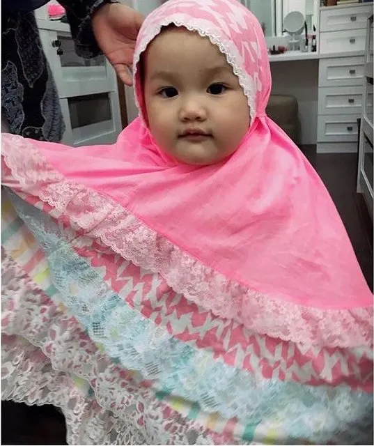 Gemasnya 11+ Anak Artis ini Saat Dipakaikan Kerudung. Sudah Siap-Siap ke Mesjid Nih Sepertinya 19