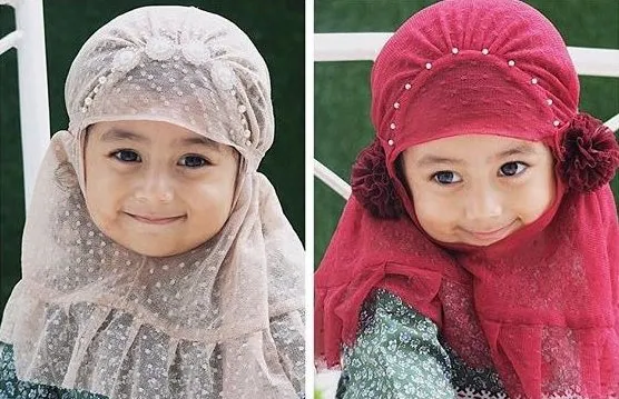 Gemasnya 11+ Anak Artis ini Saat Dipakaikan Kerudung. Sudah Siap-Siap ke Mesjid Nih Sepertinya 21