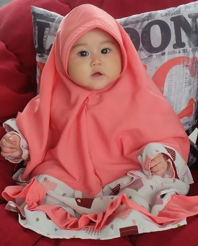 Gemasnya 11+ Anak Artis ini Saat Dipakaikan Kerudung. Sudah Siap-Siap ke Mesjid Nih Sepertinya 20