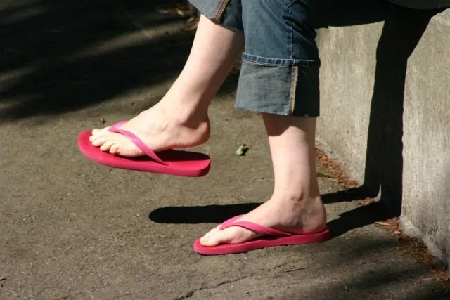 12+ Pilihan Alas Kaki Non Heels Teruntuk Ibu Hamil. Nyaman Pasti, Pinggang Pun Nggak Tambah Nyeri 26