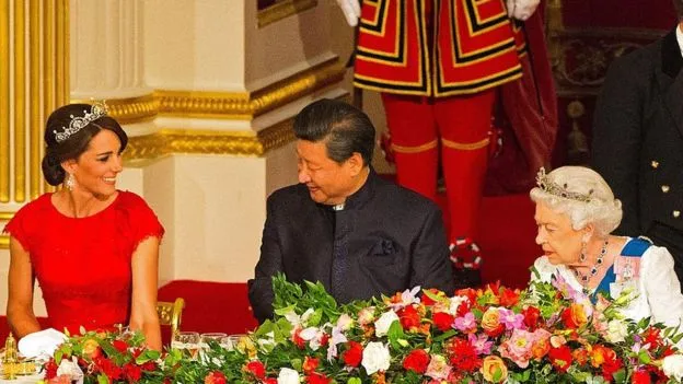 4 Alasan Kenapa Perempuan Inggris Selalu Pakai Topi Aneh-aneh di Royal Wedding 11