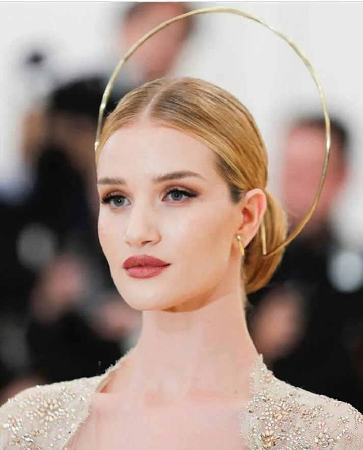 10 Hiasan Rambut Terfenomenal di Ajang Bergengsi Met Gala 2018. Yang Mana Nih, Favoritmu? 20