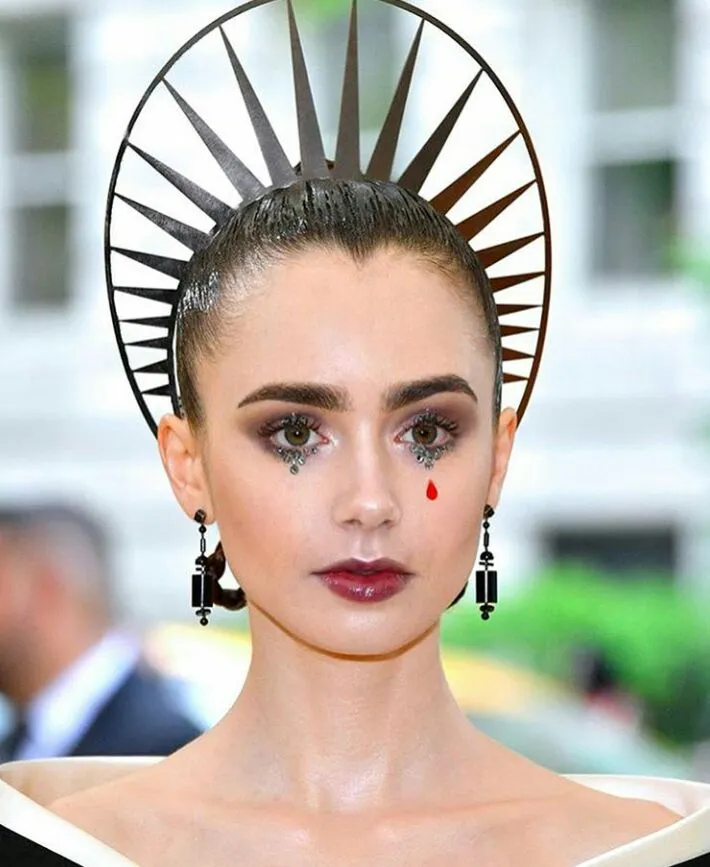 10 Hiasan Rambut Terfenomenal di Ajang Bergengsi Met Gala 2018. Yang Mana Nih, Favoritmu? 19