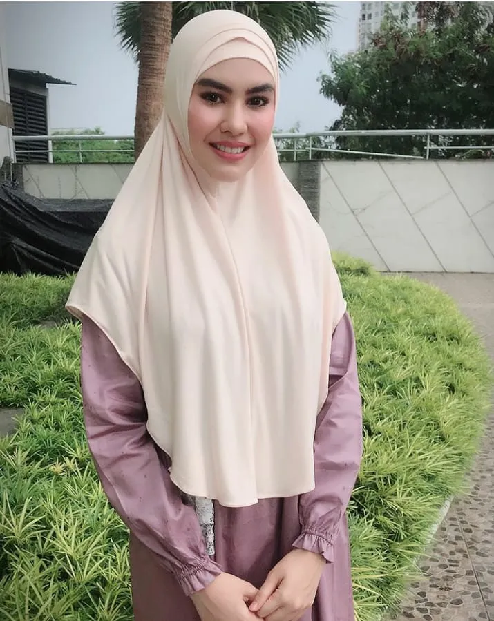 Intip 12+ Gaya Busana Islami Ala Kartika Putri. Setelah Hijrah Kini Lebih Tertutup, Kalem dan Manglingi 23