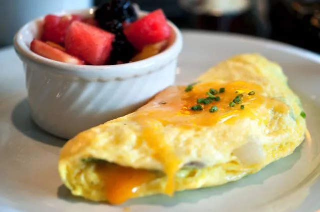 7 Kreasi Omelet dari Seluruh Dunia, Variasi Menu Sahur yang Nggak Melulu Telur dan Garam Saja 14