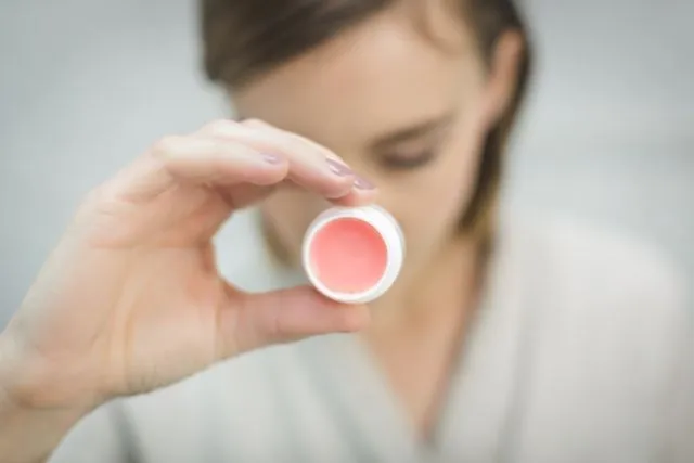 Kulitmu Gampang Kemerahan? Jangan Sampai Memakai Kosmetik dengan 6 Kandungan Ini 9