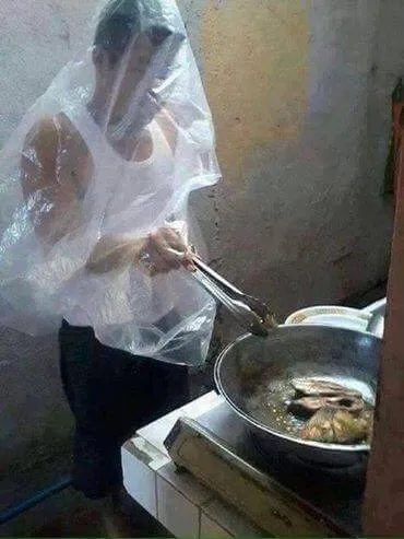 Kocak Abis, 11+ Foto Cowok Memasak ini Memang Bikin Greget. Takut Banget Kena Minyak Panas, Bang? 16