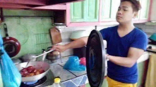 Kocak Abis, 11+ Foto Cowok Memasak ini Memang Bikin Greget. Takut Banget Kena Minyak Panas, Bang? 15