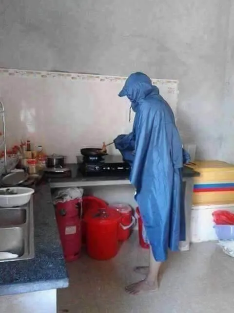 Kocak Abis, 11+ Foto Cowok Memasak ini Memang Bikin Greget. Takut Banget Kena Minyak Panas, Bang? 13