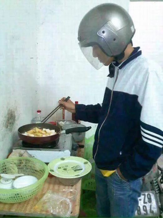 Kocak Abis, 11+ Foto Cowok Memasak ini Memang Bikin Greget. Takut Banget Kena Minyak Panas, Bang? 12