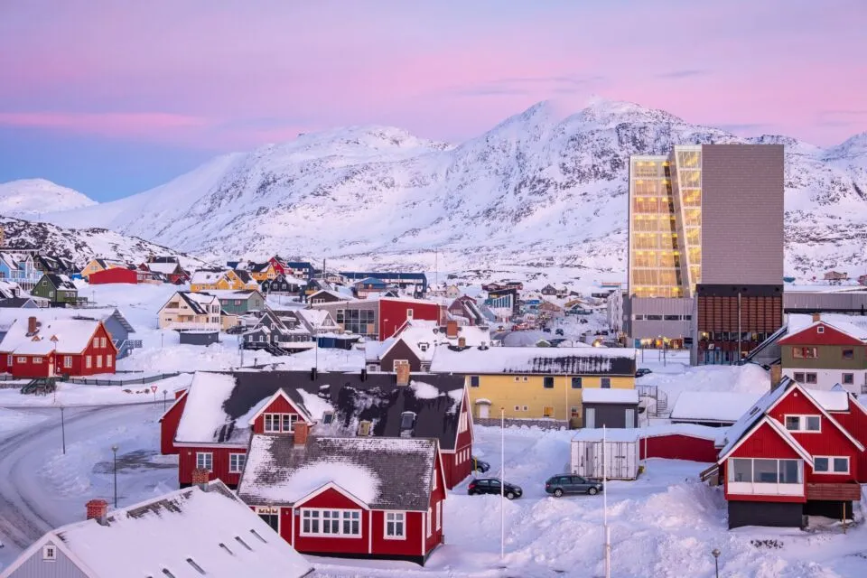 Ini Daftar Negara dengan Durasi Puasa Terpanjang di Dunia. Beruntung Lho Puasa di Indonesia! 7 Nuuk Greenland hampir selalu diselimuti salju setiap hari